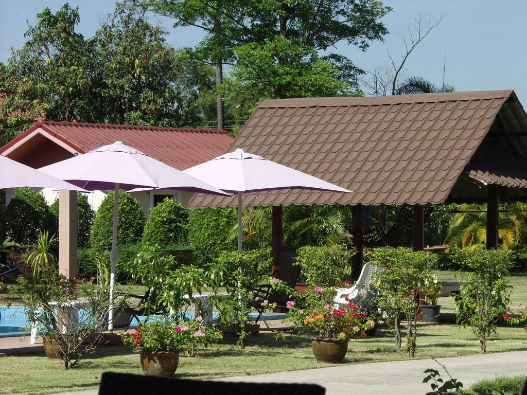 Moon River Resort Ubon Ratchathani Bagian luar foto